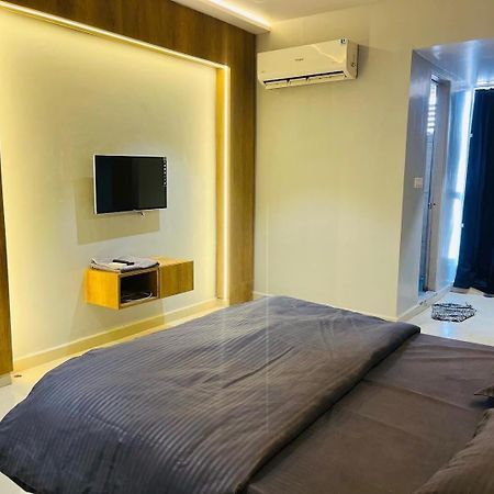Oyo Florence Hotel Сурат Екстериор снимка