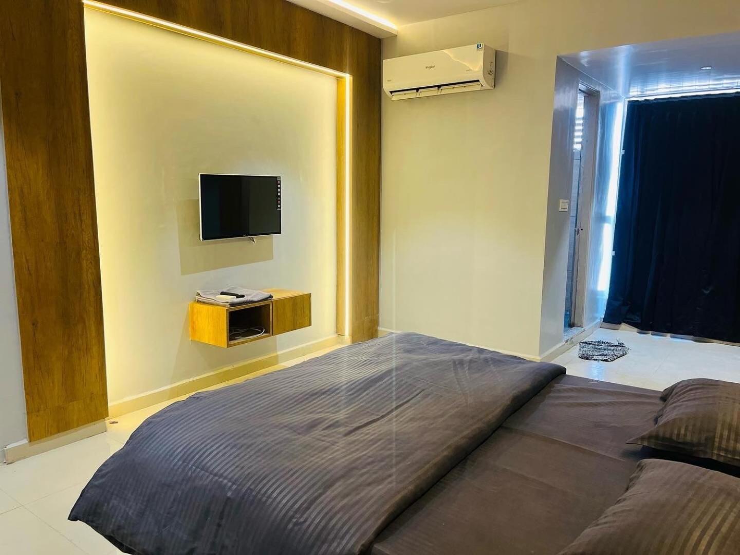 Oyo Florence Hotel Сурат Екстериор снимка
